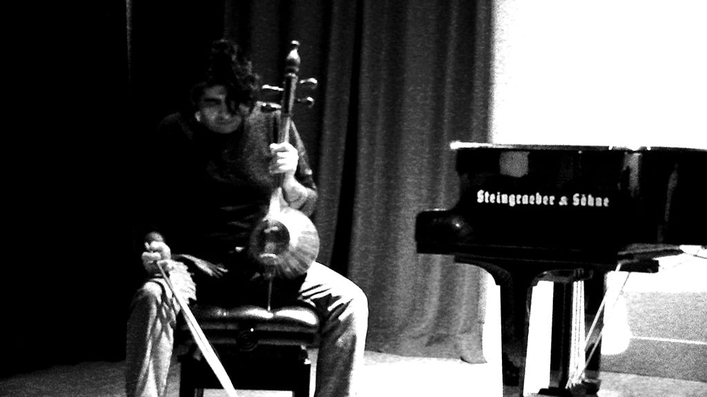 Shahriyar Jamshidi with his Kamanche | Canadian Music Centre