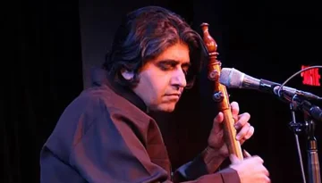 The Kurdish musician Shahriyar Jamshidi is on stage