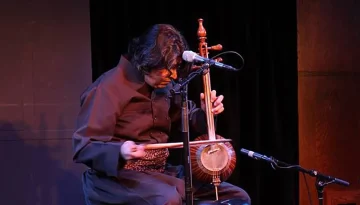 The Kurdish musician Shahriyar Jamshidi is on stage
