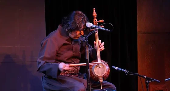 The Kurdish musician Shahriyar Jamshidi is on stage