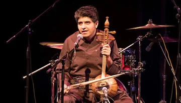 Kurdish artist Shahriyar Jamshidi on stage